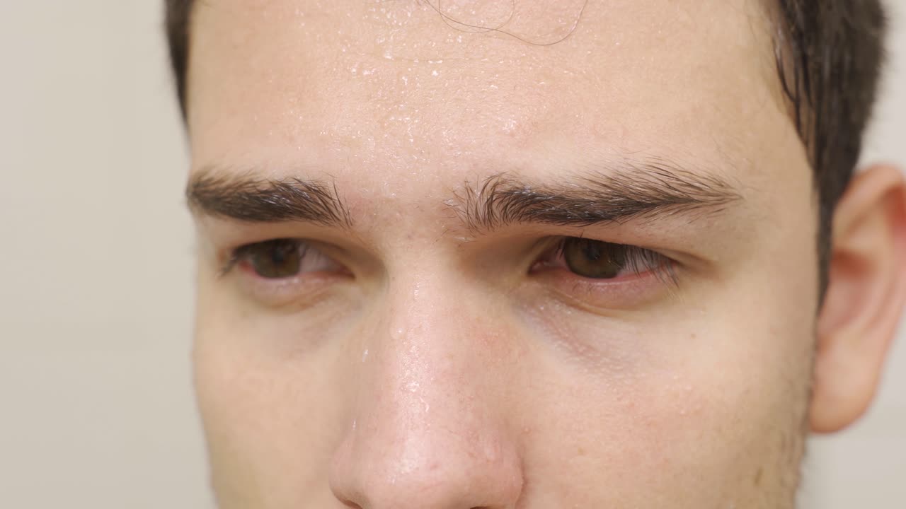 병에 걸린 사람은 숨을 쉬려고 하고 을 흘리고 있습니다.