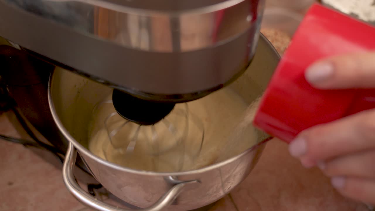 batiendo huevos y agregando azúcar moreno para pastel de zanahoria