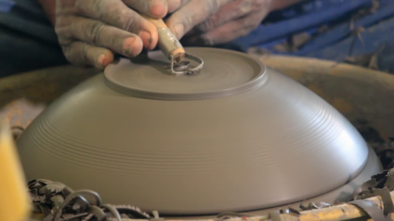 도예가는 점토로 도자기를 만듭니다.