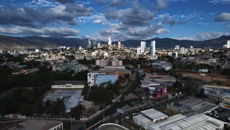 Tráfico-En-La-Ciudad-Durante-La-Hora-Del-Mediodía