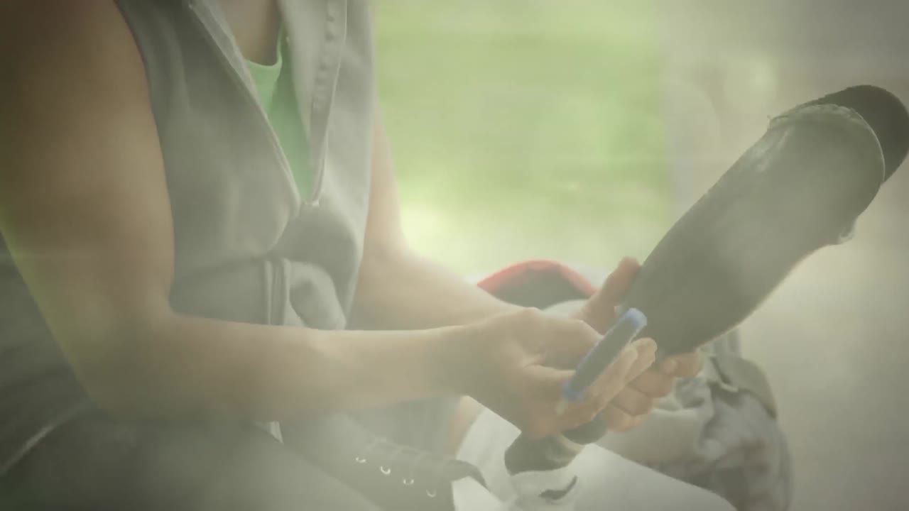 남성 운동 선수가 야외 운동을 위해 의족을 준비하는 보케 태양 빛의 애니메이션