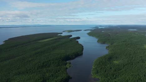 Vista-Aérea-Que-Muestra-Un-Gran-Lago-Y-El-Bosque-En-El-Norte-De-Quebec