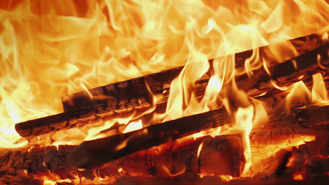 벽난로에는 장작이 타고 있다 현대식 벽난로에는 아름다운 불꽃이 있다