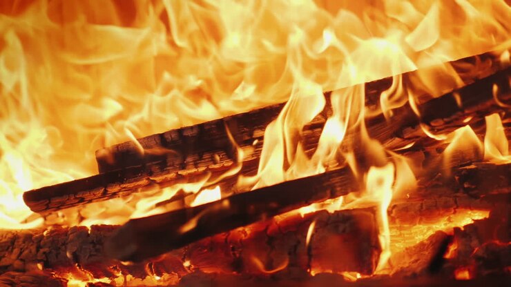 im kamin brennt brennholz schöne flamme im modernen kamin