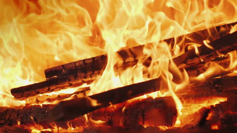 Im-Kamin-Brennt-Brennholz-Schöne-Flamme-Im-Modernen-Kamin