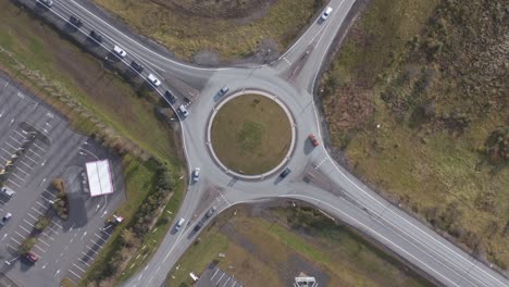 Roundabout-on-Route-1-Hringvegur-in-Iceland-with-cars-moving,-top-down