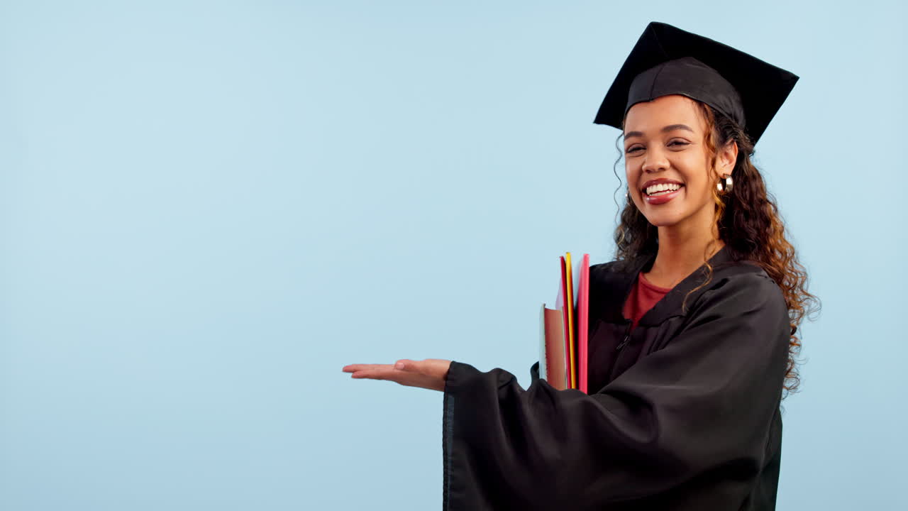 graduado, mujer y estudiante apuntando al espacio