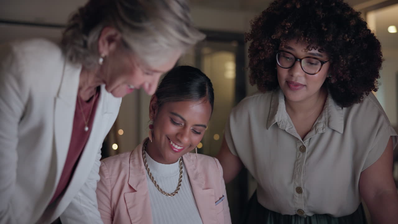 trabajo en equipo, planificación y noche con gente de negocios