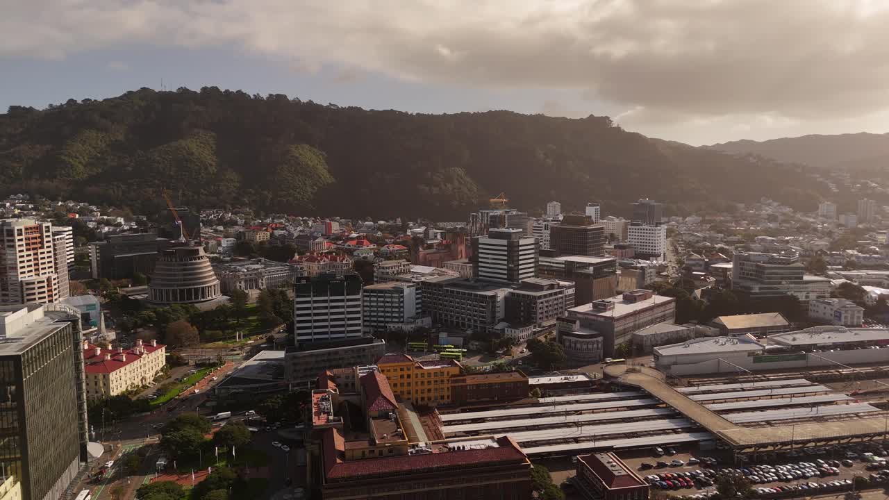 Edificio del centro di Wellington, Nuova Zelanda, al tramonto. Ampia ripresa aerea. Cupola e complesso di uffici al centro vicino al porto.
