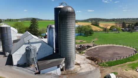 Cortijo-Con-Silo,-Vacas-Pastando-En-Campo-Con-Valla-Y-Lago-Privado.