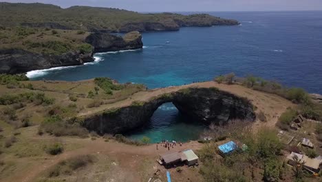 1 milion $ dron widok z lotu ptaka lot naturalnego mostu instagram influencer spot zepsuta plaża na nusa penida bali indonezja