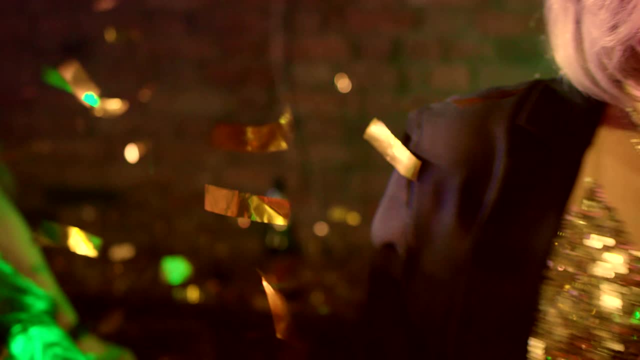 bailando en el confeti