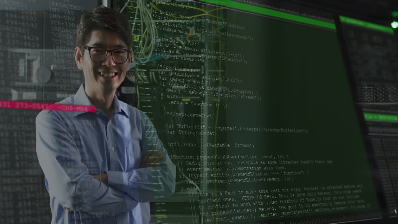 animación del procesamiento de datos sobre un trabajador masculino asiático en la sala del servidor