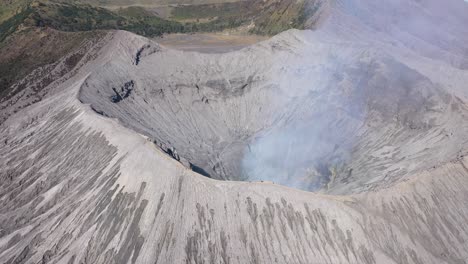 Vista-Aérea-Del-Cráter-Del-Monte-Bromo,-Java,-Indonesia