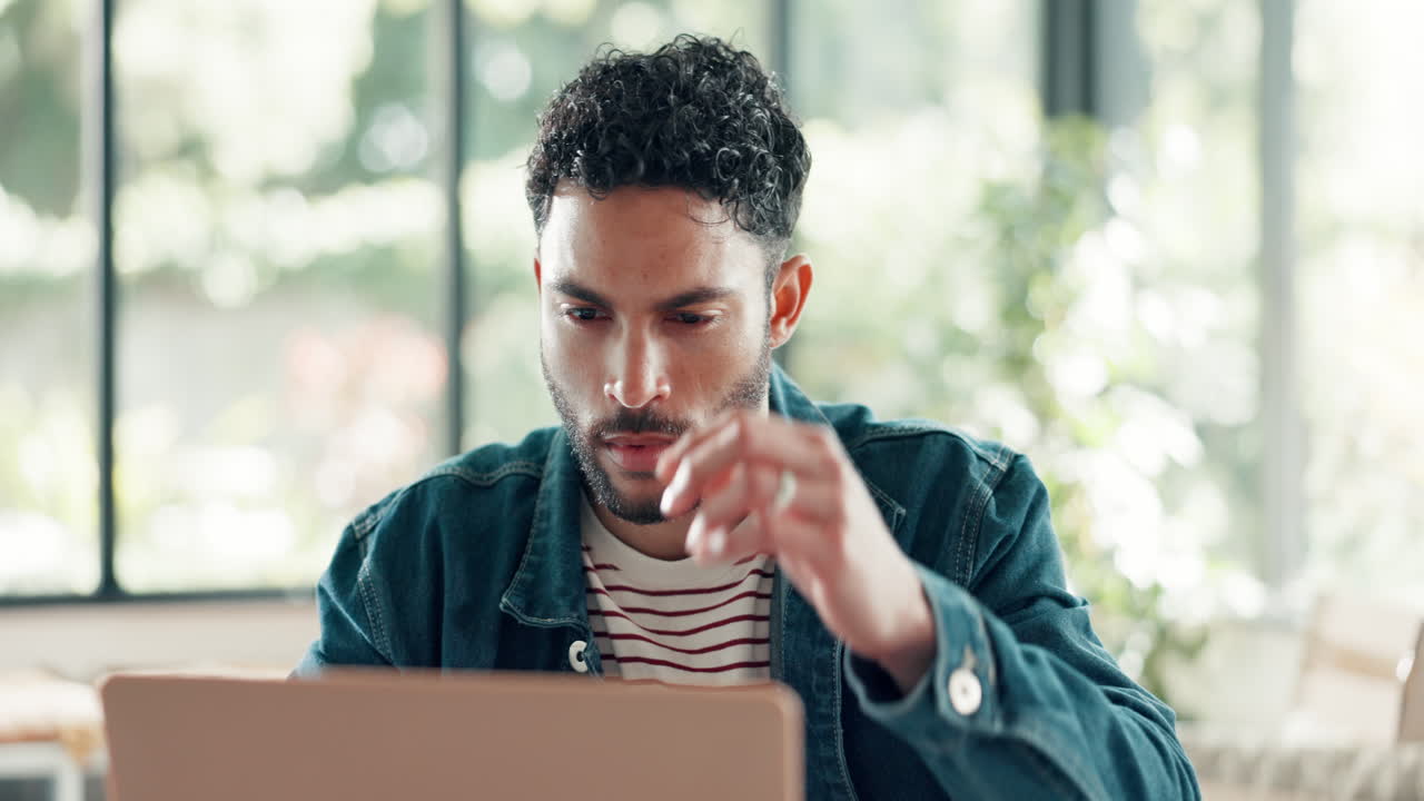 hombre trabajando en una computadora portátil