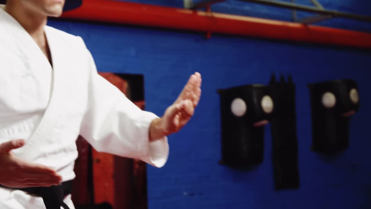 카라테를 연습하는 남자