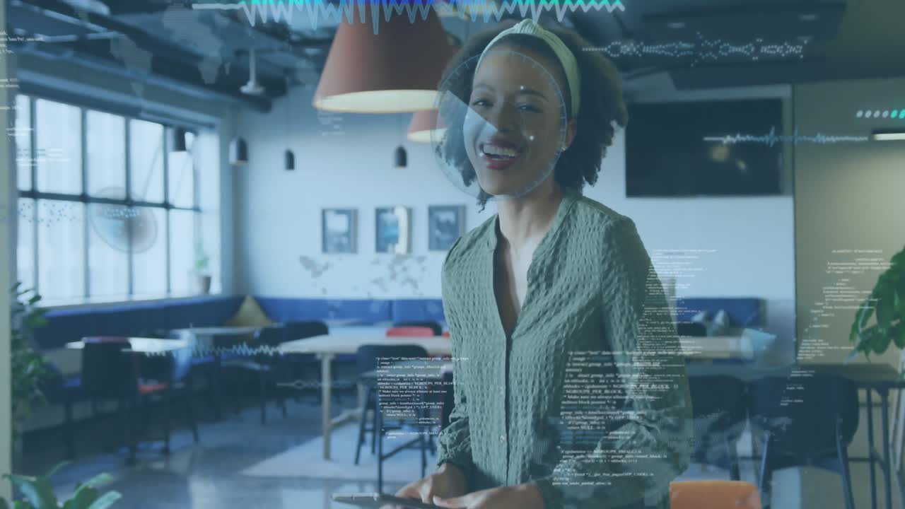 Animation af databehandling over en kvinde, der bruger en digital tablet og smiler på kontoret