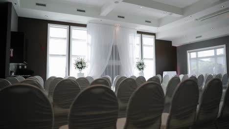 prossimo ristorante a stittsville ontario allestito per una bellissima cerimonia di matrimonio con decorazioni bianche, sedie e tendaggi dell'altare