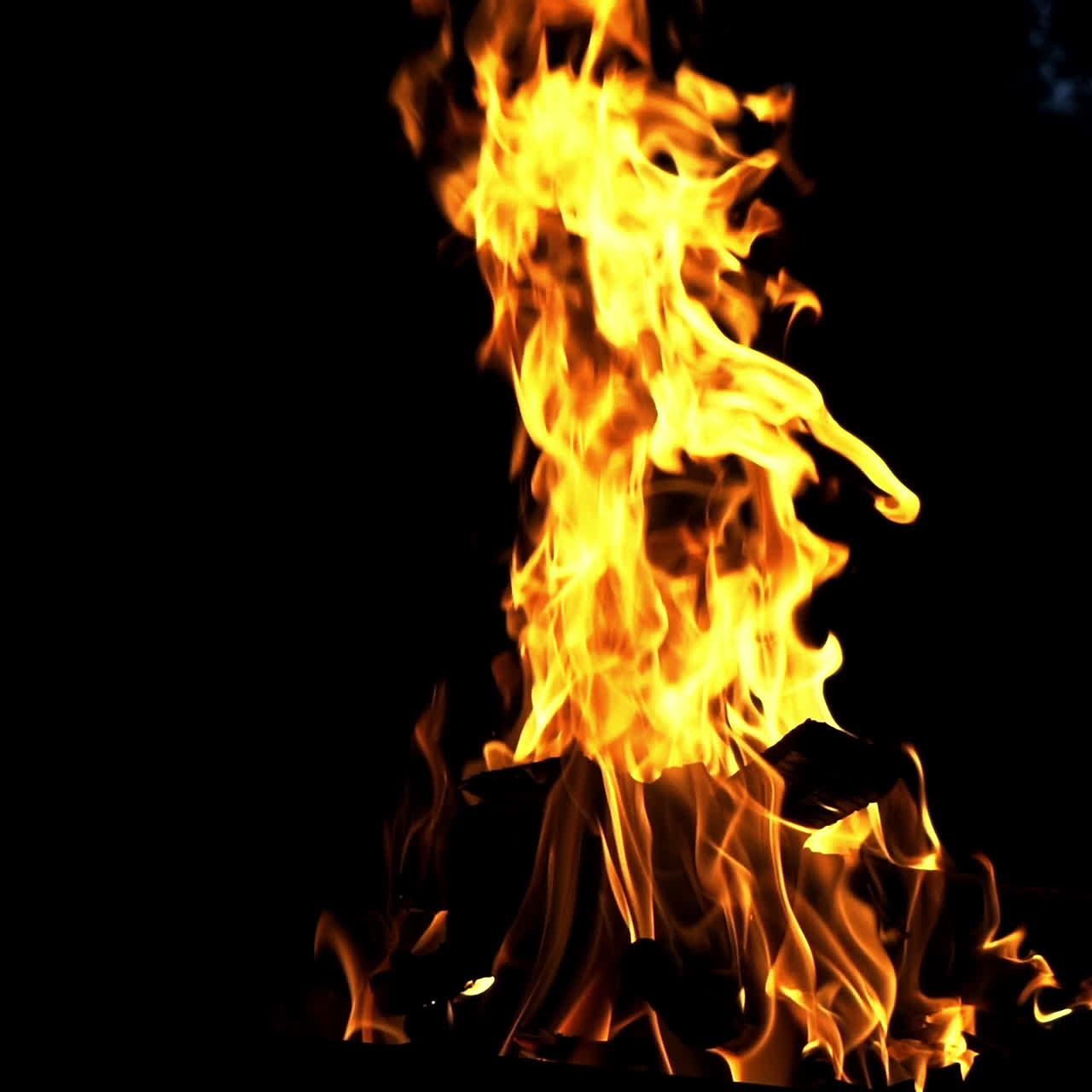 Falò. Il fuoco è acceso di notte. Movimento lento