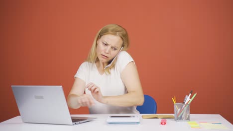 Mujer-Trabajando-Duro-En-La-Computadora-Portátil.