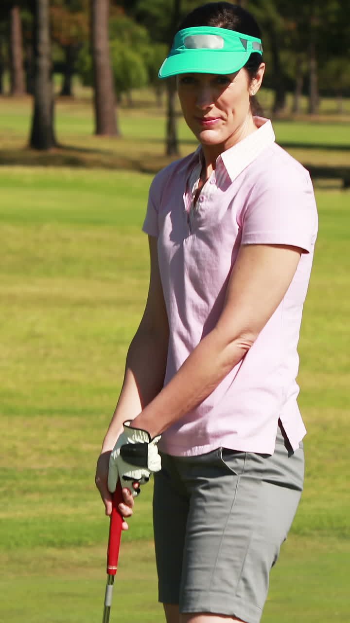 Golfista donna che gioca a golf