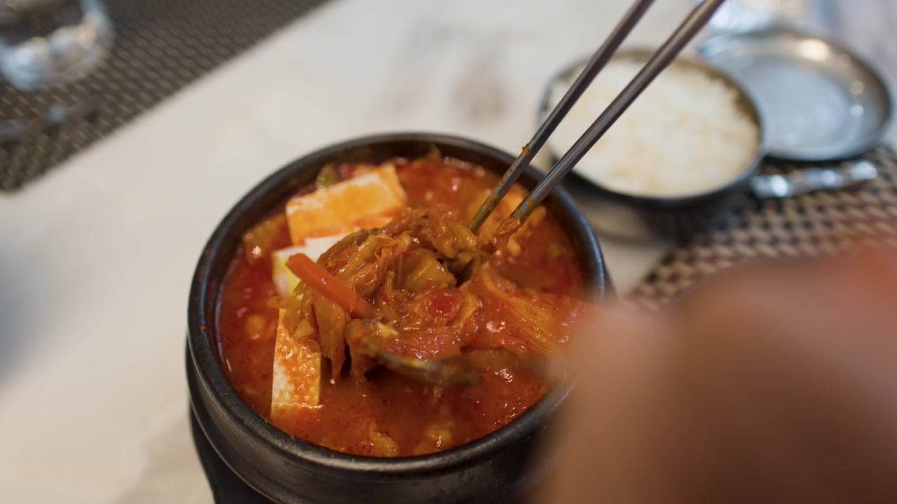 Seseorang Mengaduk Kimchi Jjigae Panas dengan Tahu dan Kimchi