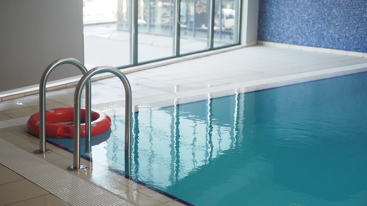 piscina cubierta con un anillo de salvamento y una escalera