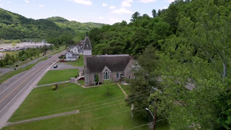 Antenne-Der-Kirche-In-Saltville,-Virginia