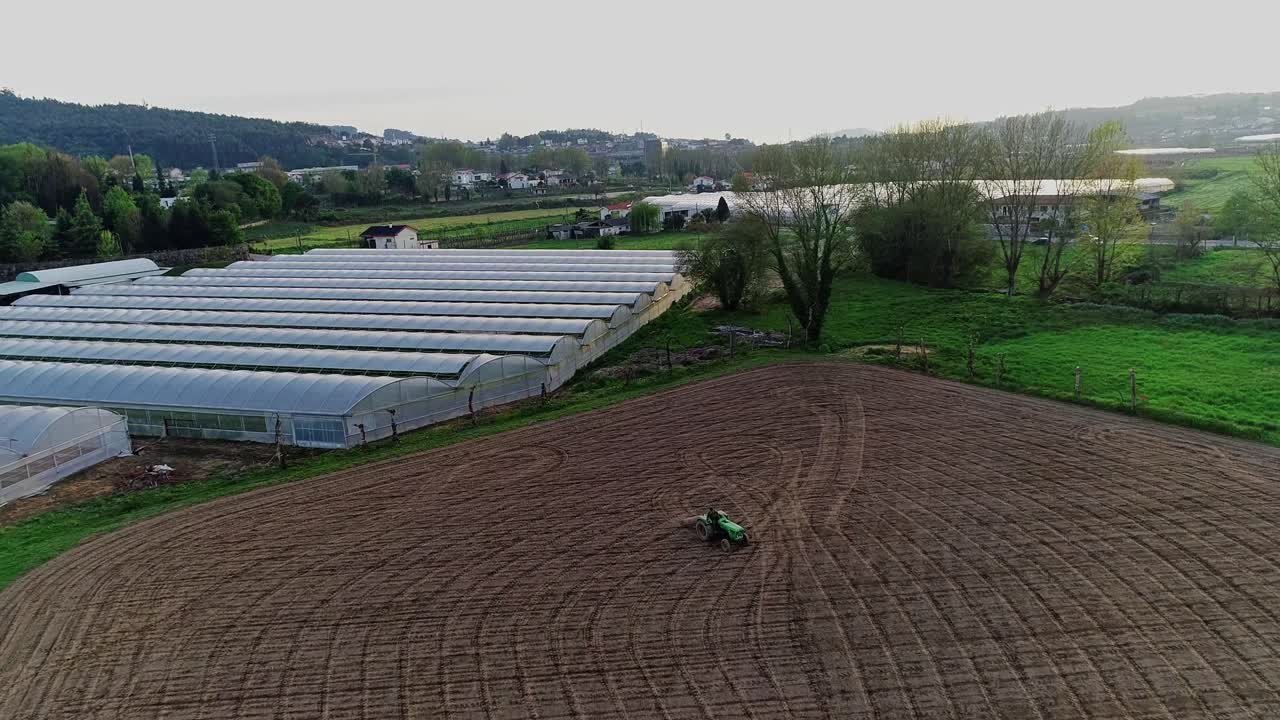 Vista aerea di un complesso organizzato di serre e campi rurali