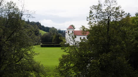 Foto-Reveladora-Del-Castillo-De-Bogensperk-Detrás-De-Arbustos-Y-árboles-En-El-Centro-De-Eslovenia