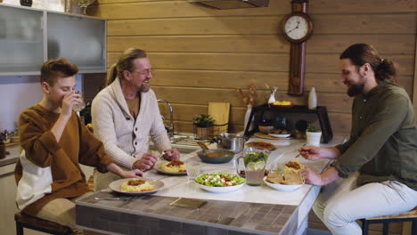 Hombres-Caucásicos-Y-Niño-En-La-Cocina