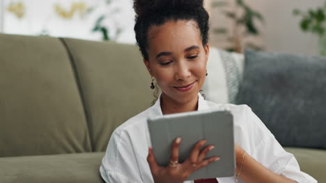mujer joven usando tableta en casa