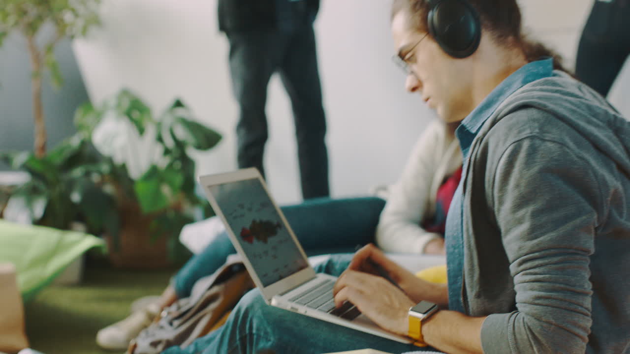 hombre, escritura y creatividad con computadora portátil para en línea