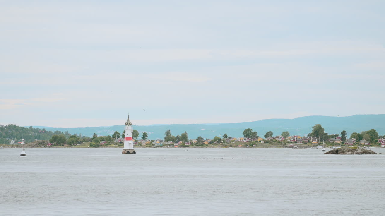 조용 한 피오르드 에 있는 등대