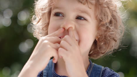 Porträt-Lustiger-Kleiner-Junge,-Der-Gesichter-Macht,-Spaß-Hat,-Kind,-Das-Es-Genießt,-Im-Sonnigen-Park-4k-Alberne-Ausdrücke-Zu-Machen