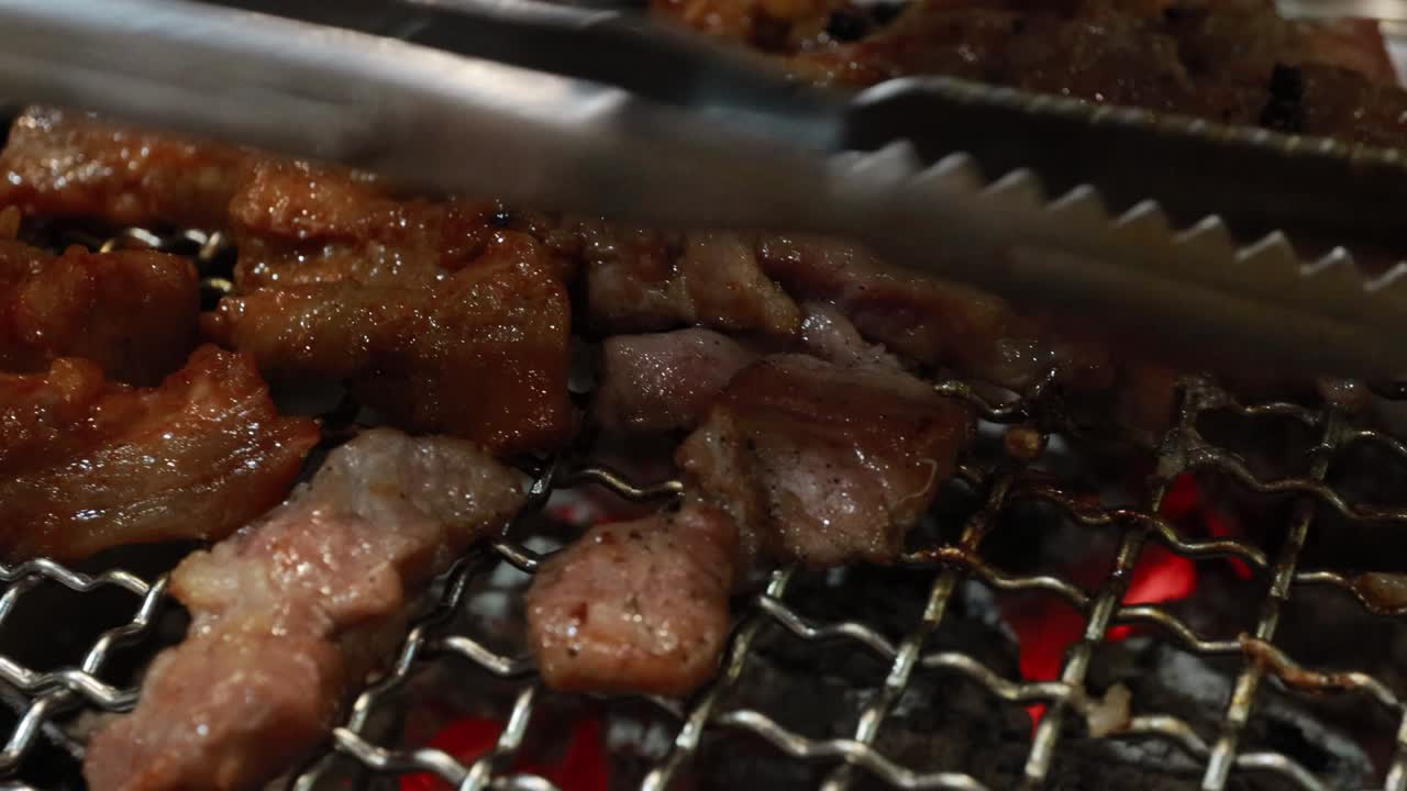 불 위에 돼지고기를 는 것