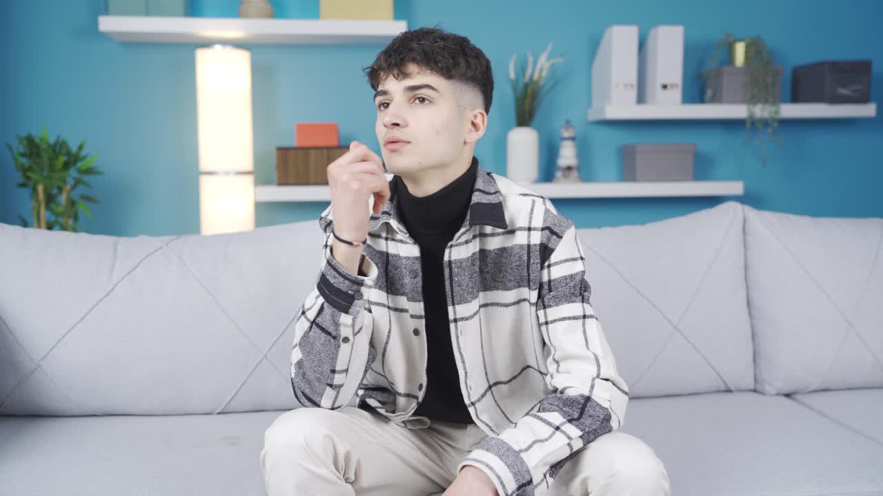 주제에 대한 아이디어를 개발하는 젊은 사람.