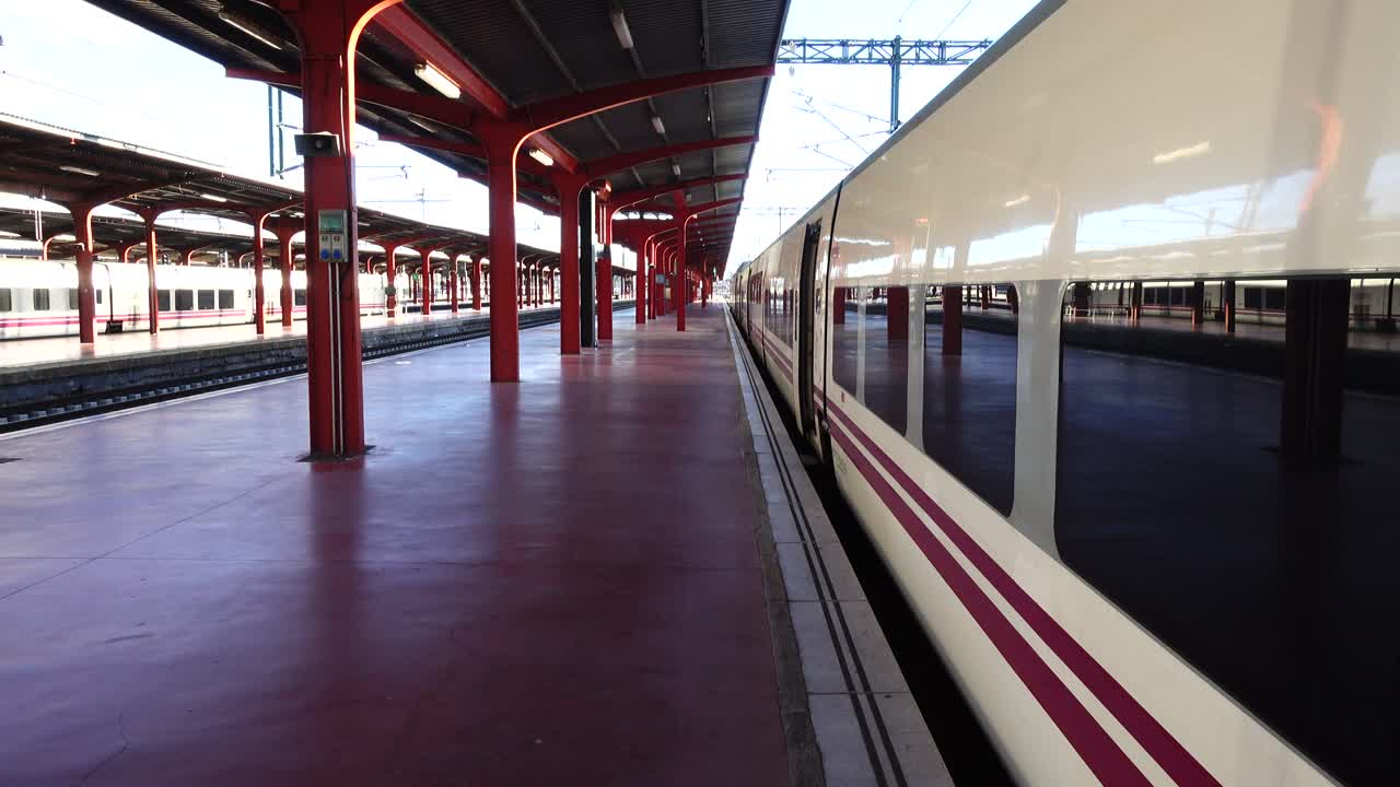 Opname van het treinstel van de trein op station Chamartín. Madrid. Opname in beweging