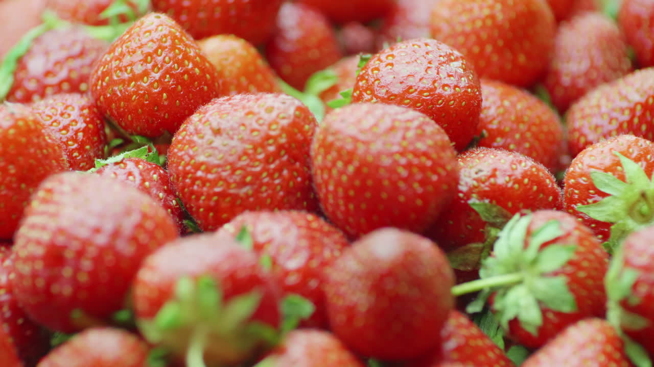 fresas rojas y jugosas girando 2