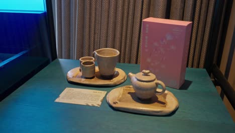 Luxury-marble-tea-set,-pan-left-in-hotel-Indigo-Alishan,-Taiwan