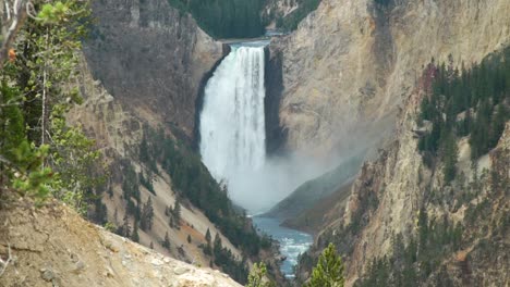 el gran cañón del parque nacional de yellowstone cataratas inferiores plano ancho medio
