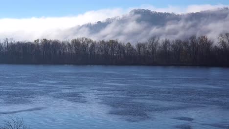 La-Niebla-Se-Eleva-A-Lo-Largo-De-Los-Acantilados-Del-Río-Mississippi-En-La-Frontera-2-De-Wisconsin,-Iowa