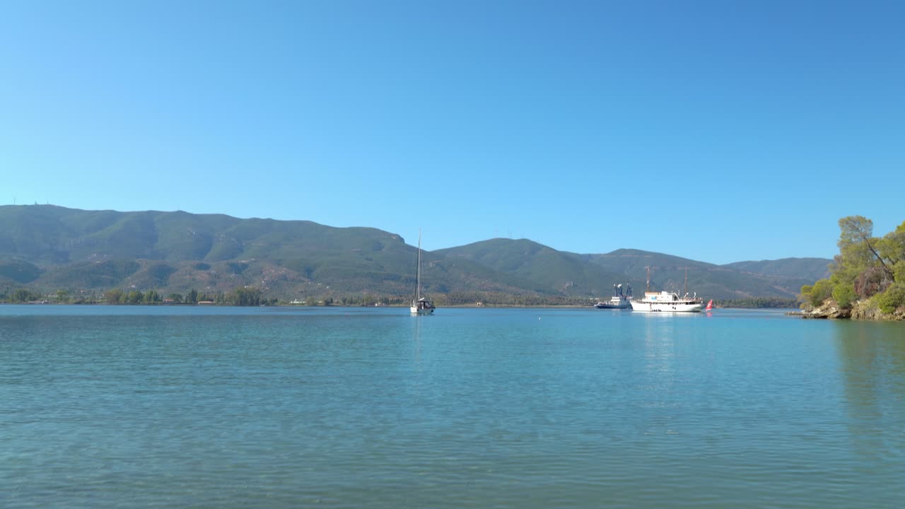 포로스 섬 그리스 사랑의 만 해변에 정박한 요트