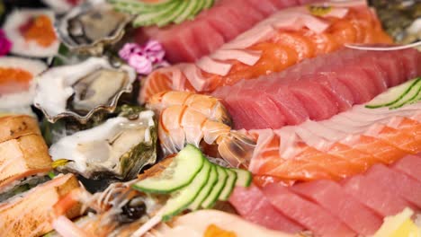 una variedad colorida de delicias de sushi y sashimi