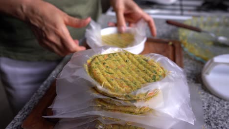 Pila-De-Hamburguesa-Vegana-Casera-Separada-Con-Forro-De-Plástico