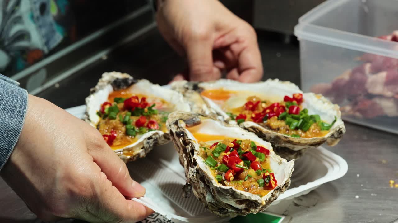 손 은 다채로운 김 을 넣은 오스트리 를 배열 하고 있다