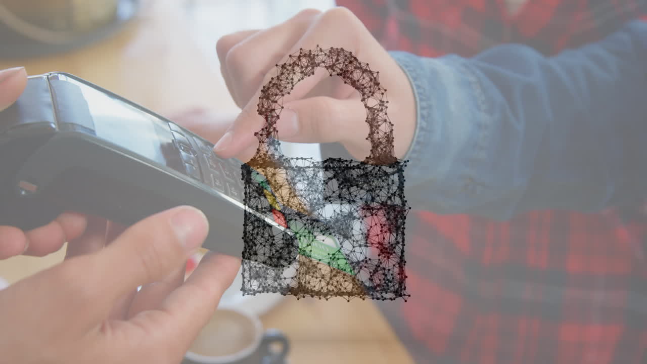 анимация сетевого замка безопасности над людьми, использующими платежный терминал