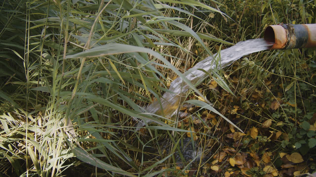 el agua subterránea sale de una tubería que va desde