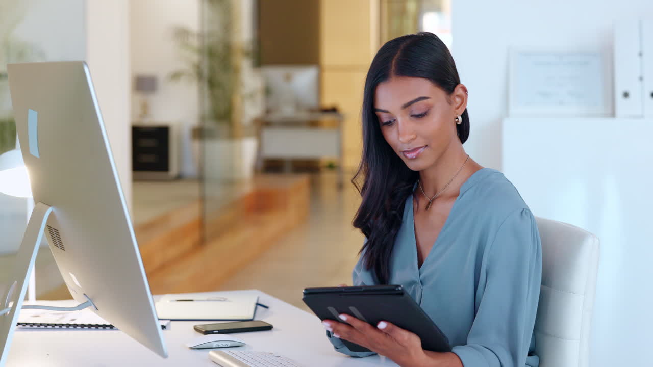 joven coordinador de eventos fechas de planificación