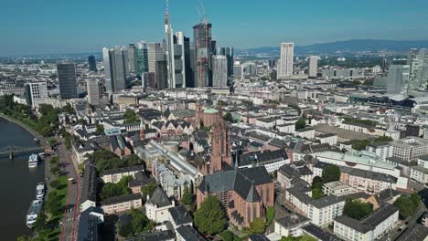 Amplia-Vista-Del-Paisaje-Urbano-De-Frankfurt-Y-El-Río-Main,-Alemania